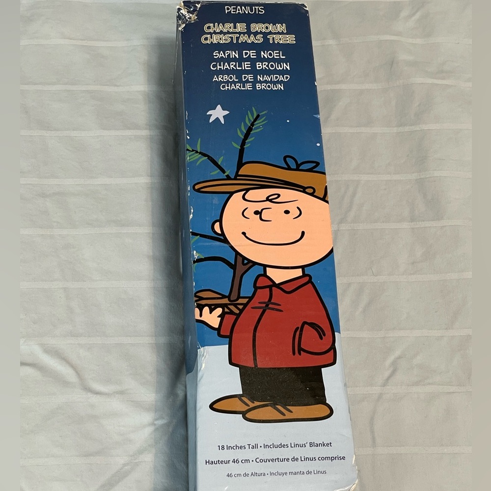 Miniature Christmas Tree with Red Ornament Peanuts Linus Blanket 18”